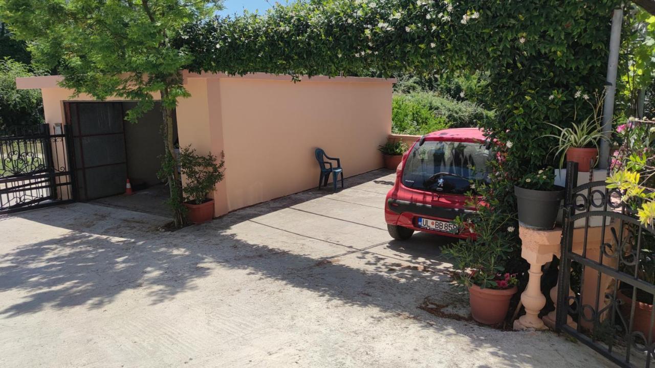 Guest'S House "Lindi&Roni" Apartamento Ulcinj Exterior foto